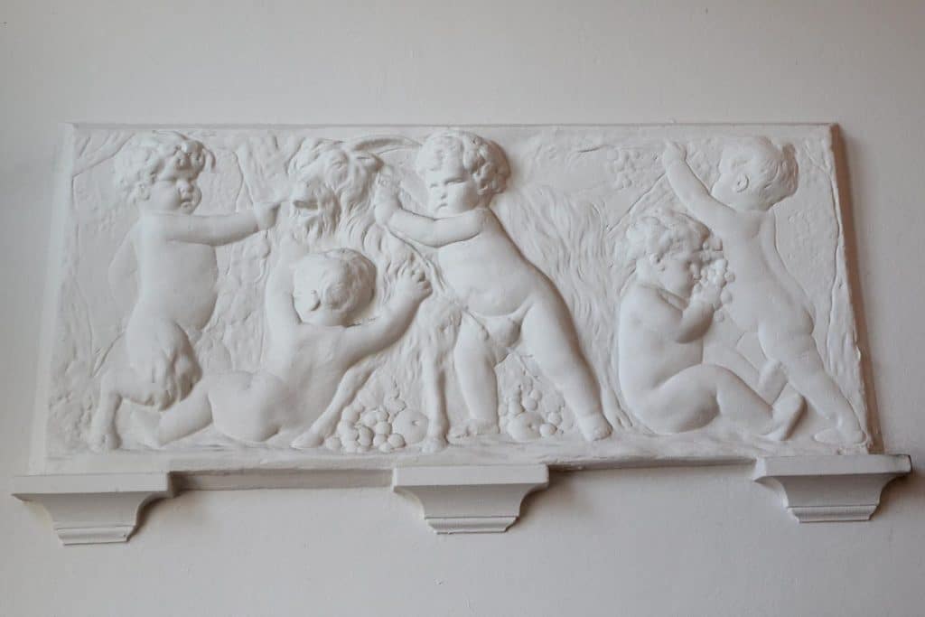 Sculptuur op de muur van het trappenhuis van Basisschool Bello