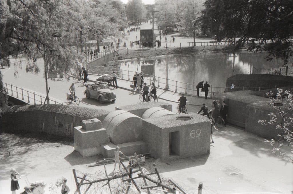 Spermuur van de Duitse bezetting bij Bunker R617 op de Heilooerbrug. Gezien richting de Kennemerstraatweg in 1944. Foto J. Smit uit Rotterdam.