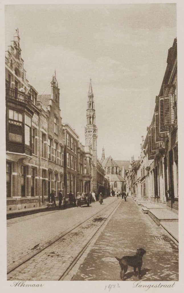 Stadhuis met de neogotische gietijzeren torenspits. In het midden aan het einde van de Langestraat zie je de Grote Kerk in 1913.