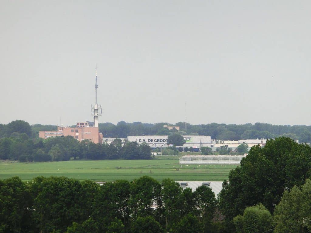 Uitzicht richting Alkmaar gezien vanaf de toren van de Hervormde kerk van Stompetoren. In de verte is de Telefooncentrale van Alkmaar te zien.