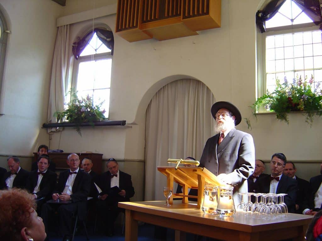 Voorbereidingen voor 'Alkmaar 750 jaar Stad' in de Synagoge in 2004.