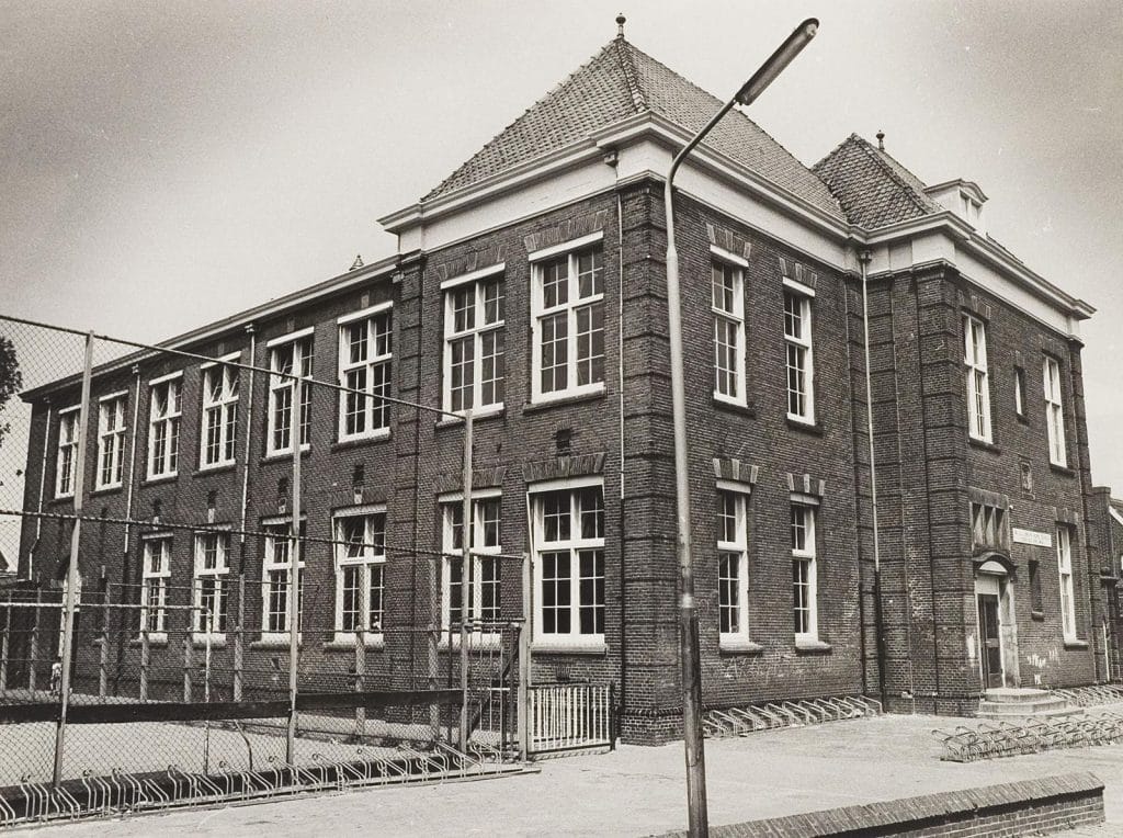 Voorgevel en zijgevel van Basisschool Bello in de Spoorbuurt. Foto J. Elsinga 1981.