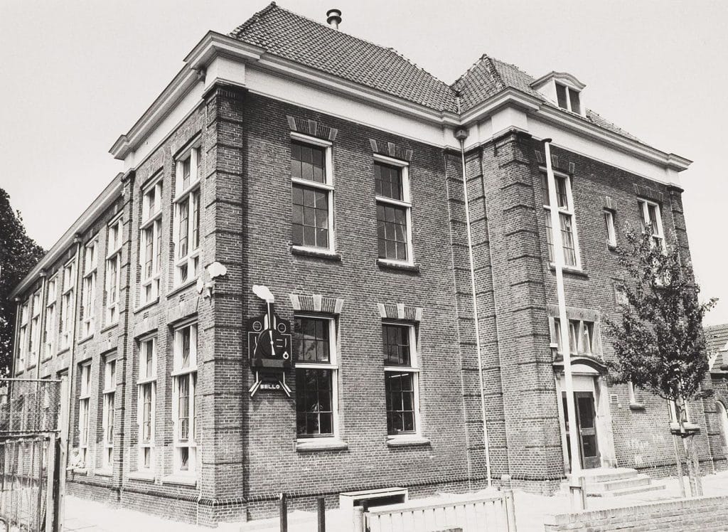 Voorgevel en zijgevel van Basisschool Bello in de Spoorbuurt. Foto J. Elsinga 1986.