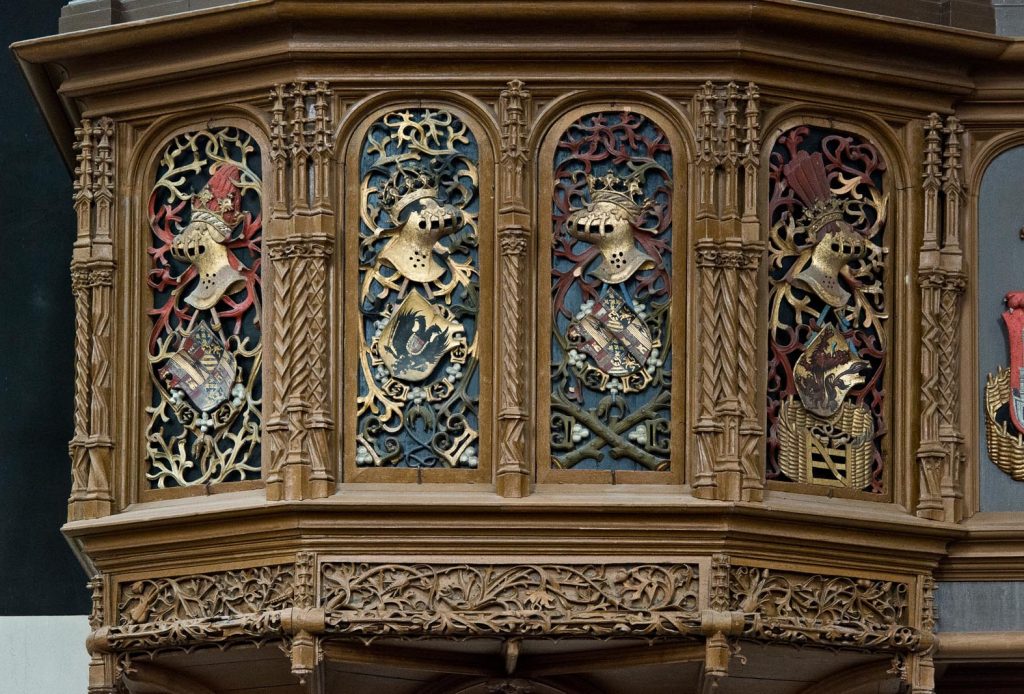 Wapens aan de koorkant van het orgelbalkon. Van Covelens orgel in de Grote Kerk Alkmaar. Met het wapen van Keizer Karel V (2e wapen). En het wapen van Augustijn van Teijlingen (4e wapen).
