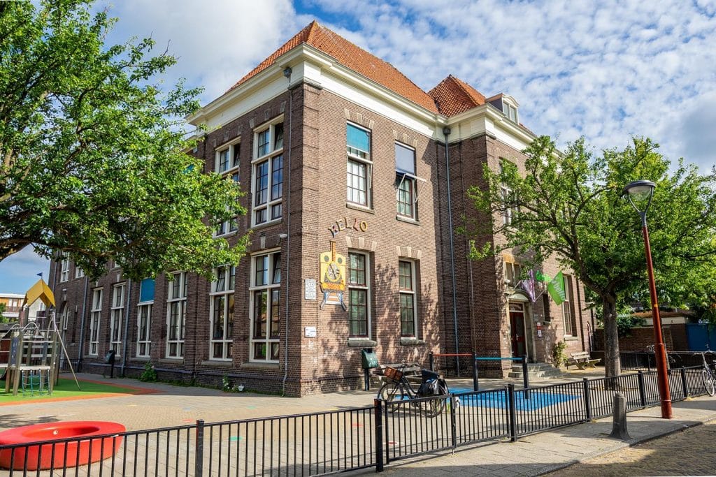 Voorgevel en zijgevel van Basisschool Bello in de Spoorbuurt. Foto van website bello-alkmaar.nl