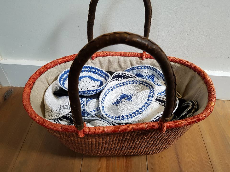 Een mand met keppels in de Synagoge.