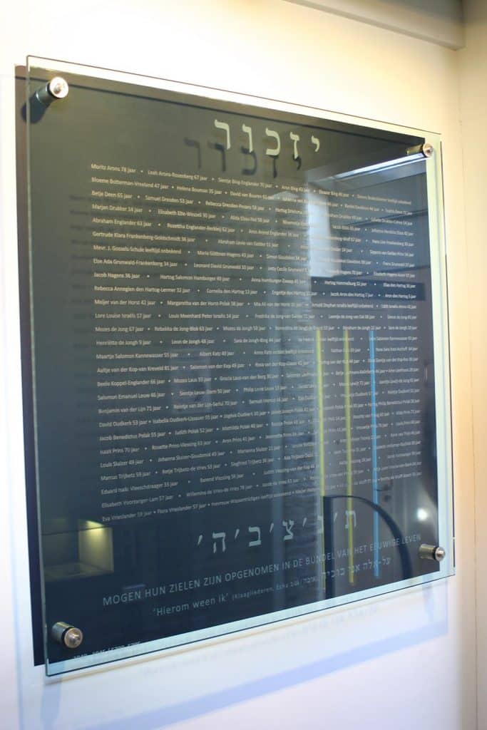 Glazen monument met daarop de namen van alle in de Tweede Wereldoorlog vermoorde Joodse Alkmaarders.