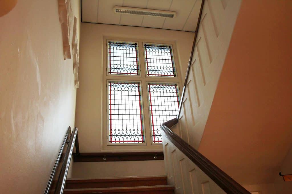 Glas-in-loodramen in het trappenhuis van Basisschool Bello