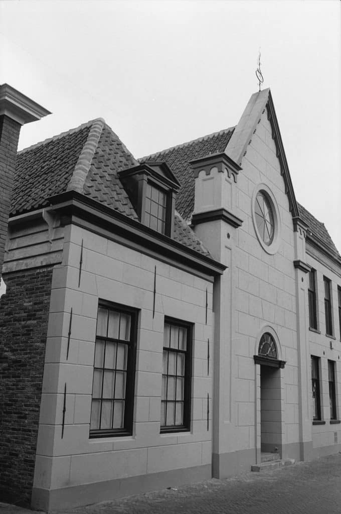 Van links naar rechts kostershuis, kerk, pastorie.