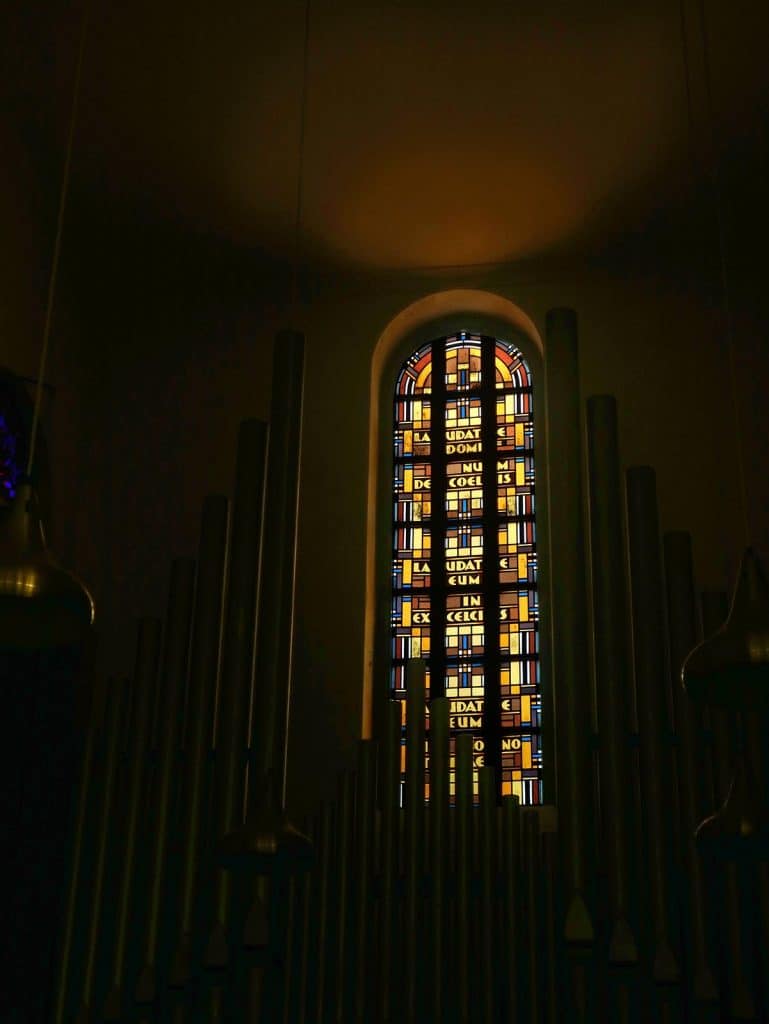 Tekst: Laudate dominum de coelis Laudate eum in excelcis
Vertaling: "Prijst de Heer vanuit de hemelen; prijst Hem in de hoogten".