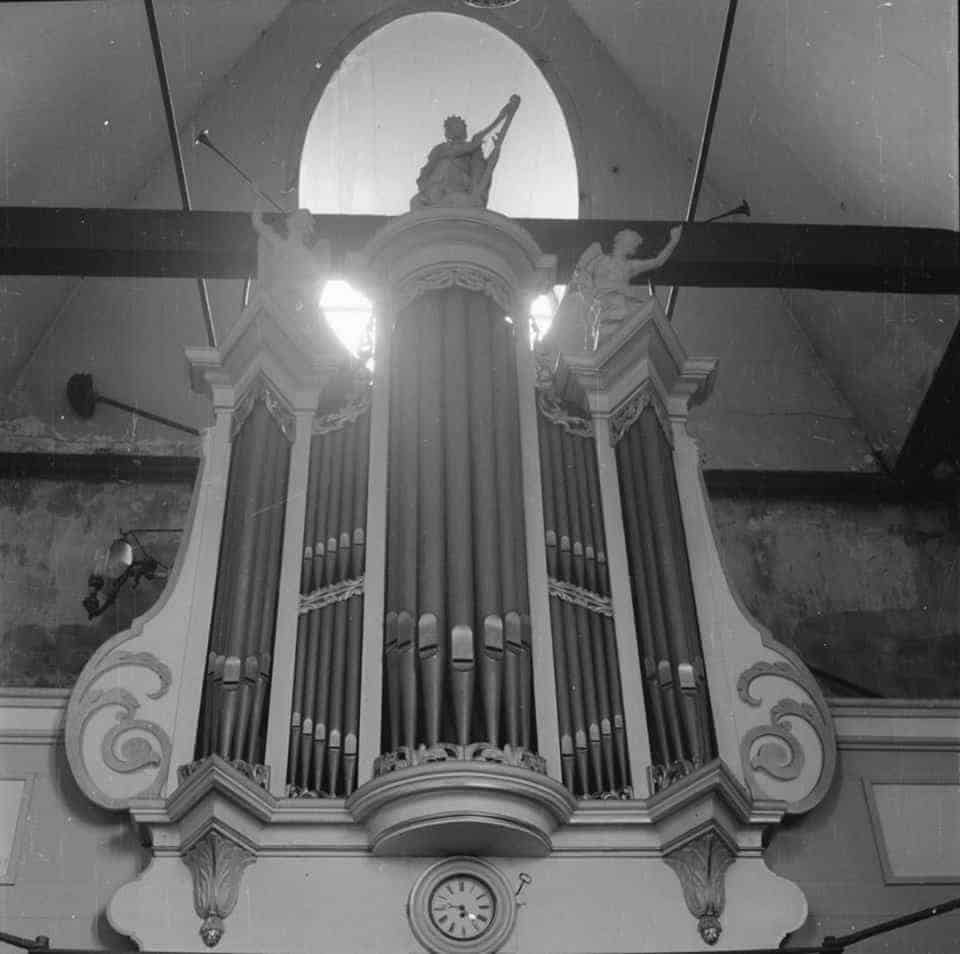 Zwart wit foto van het orgel in de Groene Zwaan.