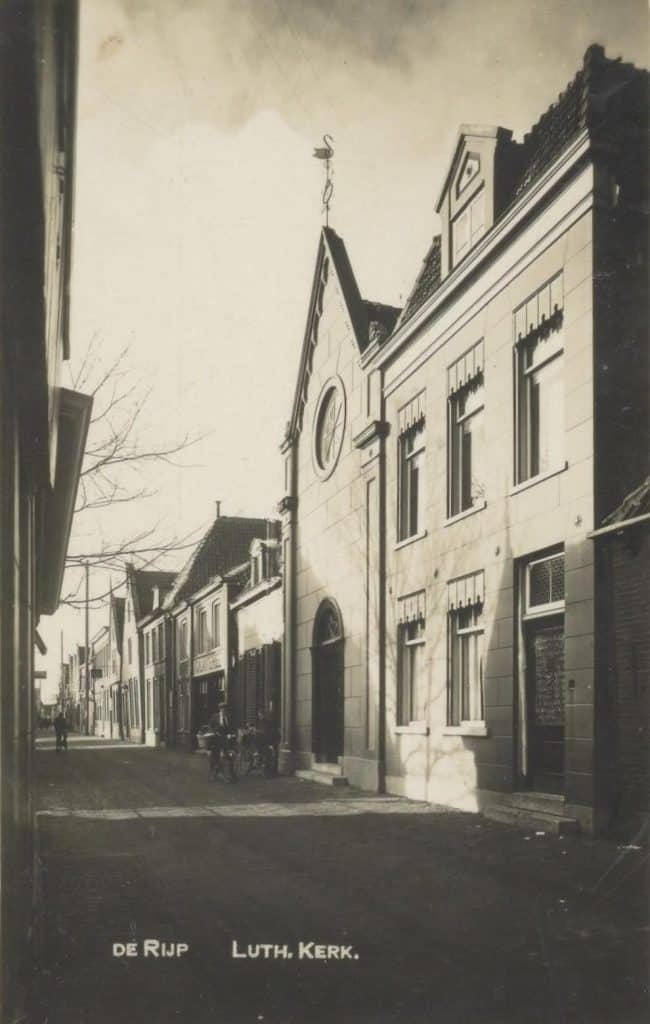Afgebeeld is de Rechtestraat vanaf de Kralingerbrug met rechts achtereenvolgens de pastorie, het kerkgebouw en de kosterswoning van de Lutherse gemeente. De kerk is herkenbaar aan de zwaan, een Luthers symbool.