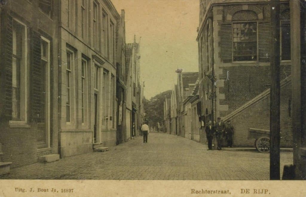 Er staan een paar mannen bij een bakkerskar voor het Raadhuis. Het gepleisterde gebouw links is hotel café restaurant Het Stadhuis van Amsterdam.